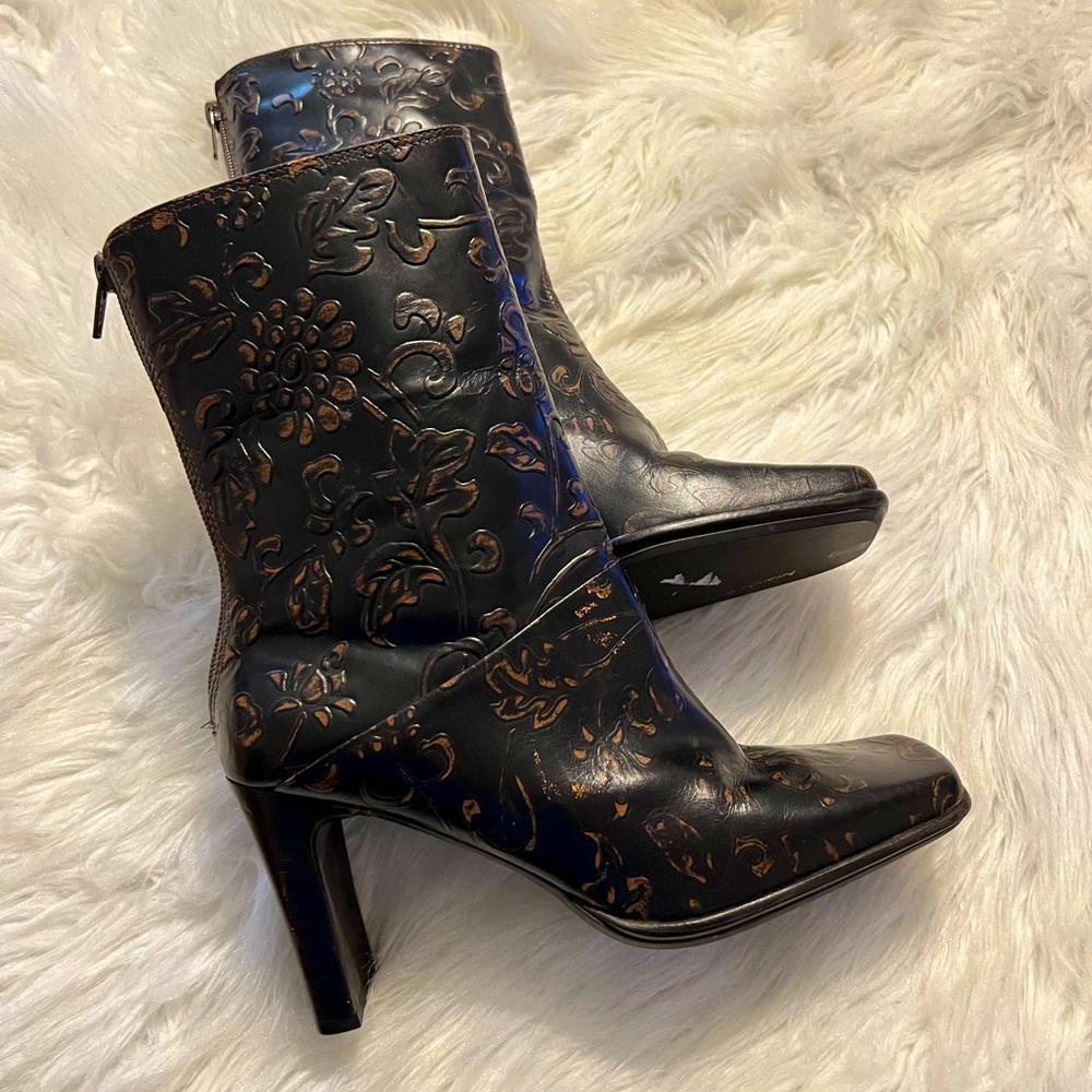 Amanda Smith Fate Floral Embossed Leather Boots Stacked Heel Size 7 square toe